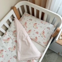 Set lenjerie de schimb pentru patut bebe 3 piese Unicorni roz